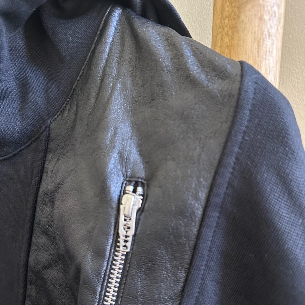 Alexander McQueen Black Hooded Sweater with Leather Zip Pocket - Picture 5 of 7